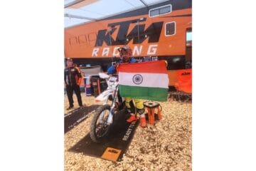 मुंबई के मोटरसाइकिलिंग आइकन, बादल एस. दोशी, ने INRSC में ऐतिहासिक डबल पोडियम हासिल किया और गोटलैंड ग्रैंड नेशनल एंड्यूरो इवेंट को पूरा करने वाले पहले भारतीय बने