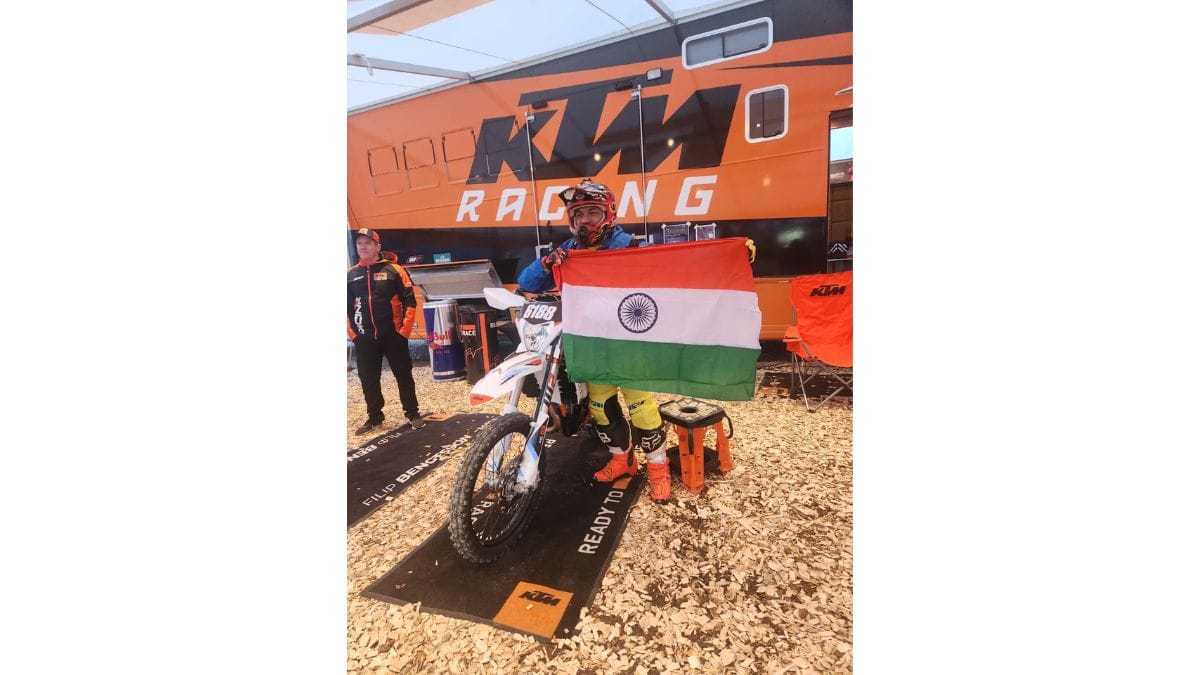 मुंबई के मोटरसाइकिलिंग आइकन, बादल एस. दोशी, ने INRSC में ऐतिहासिक डबल पोडियम हासिल किया और गोटलैंड ग्रैंड नेशनल एंड्यूरो इवेंट को पूरा करने वाले पहले भारतीय बने